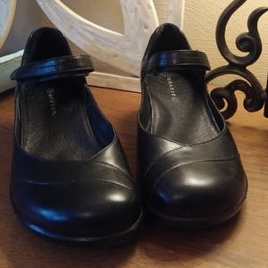 Black maryjane heels